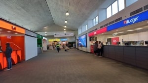 クイーンズタウン空港内のレンタカー会社の受付カウンター